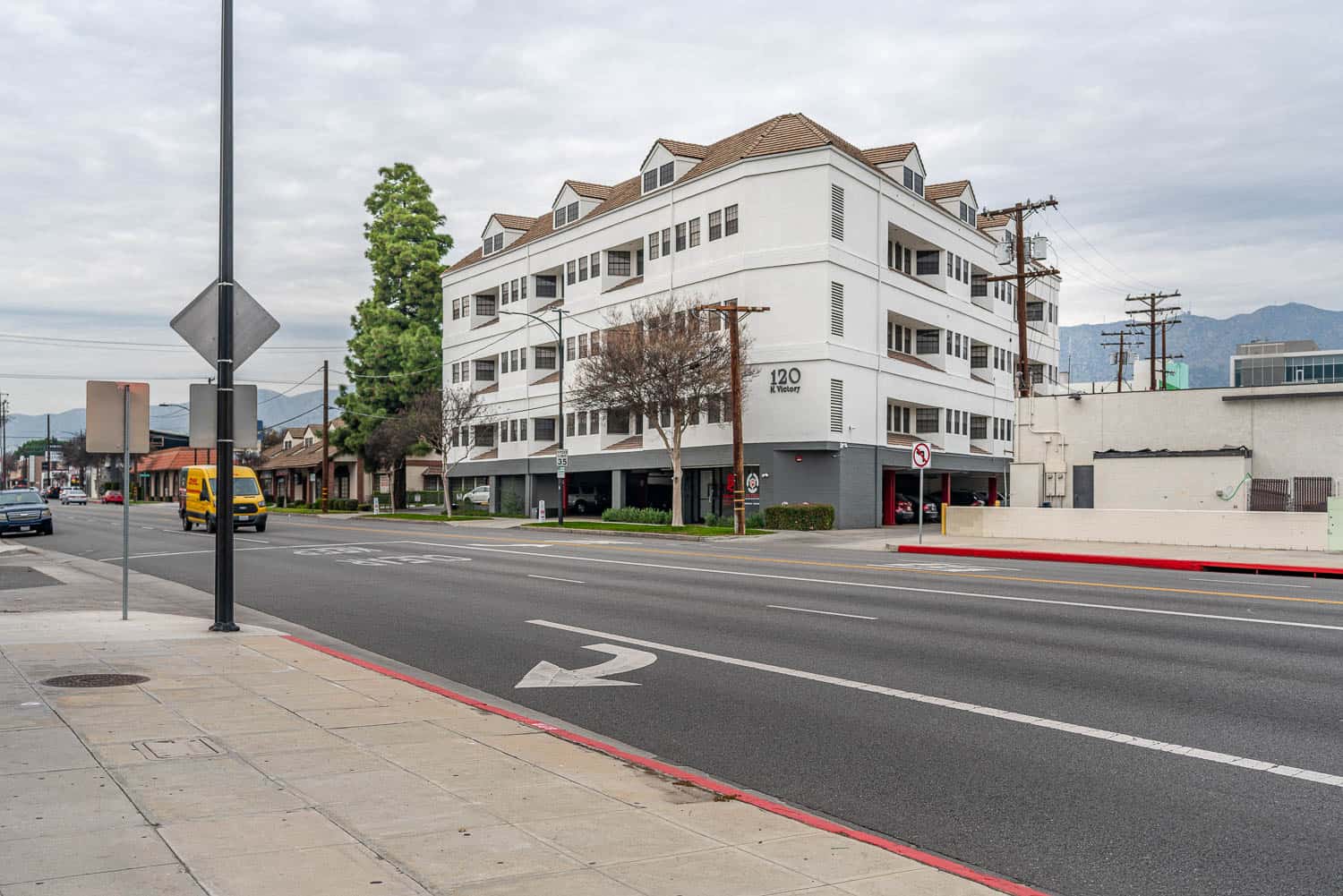 exterior building for lease in Burbank, CA